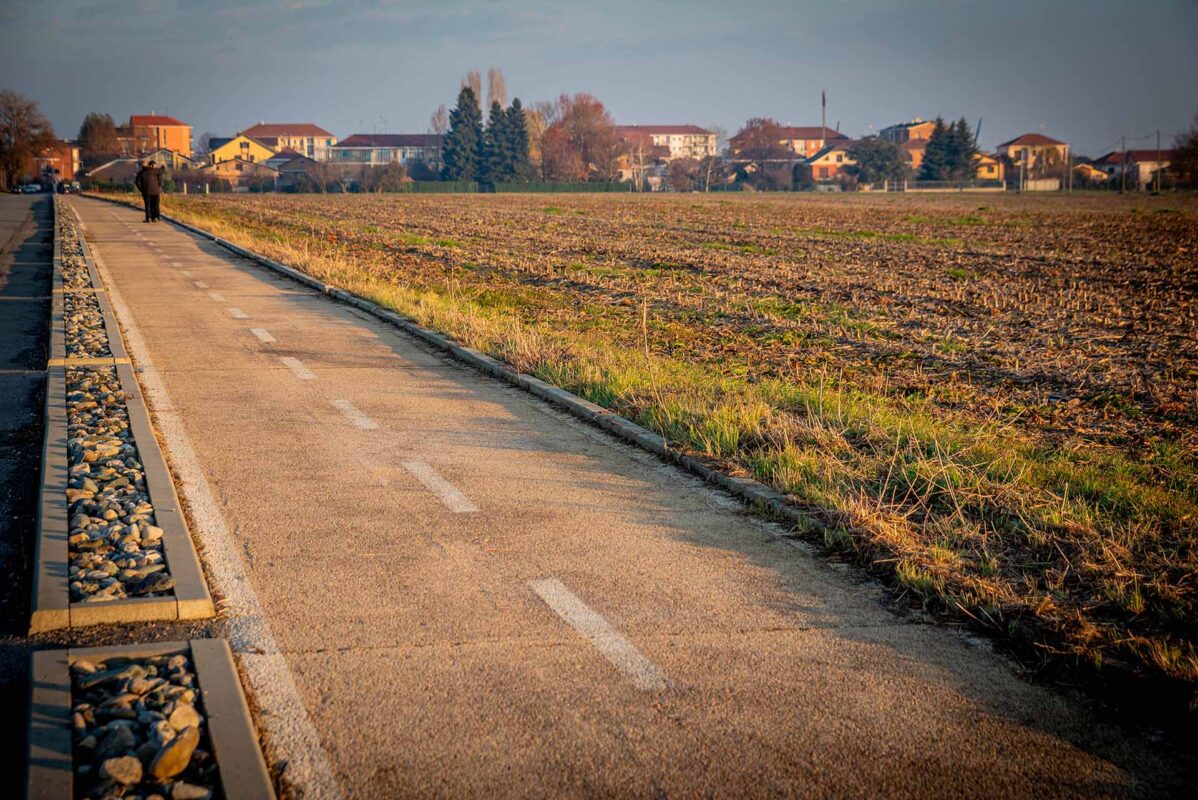 Tratto della pista con paesaggio agricolo circostante