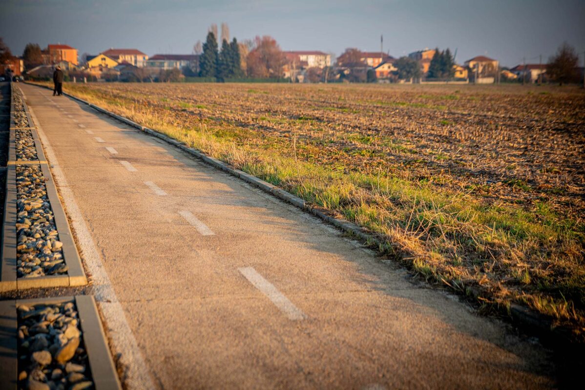 Tratto della pista con paesaggio agricolo circostante
