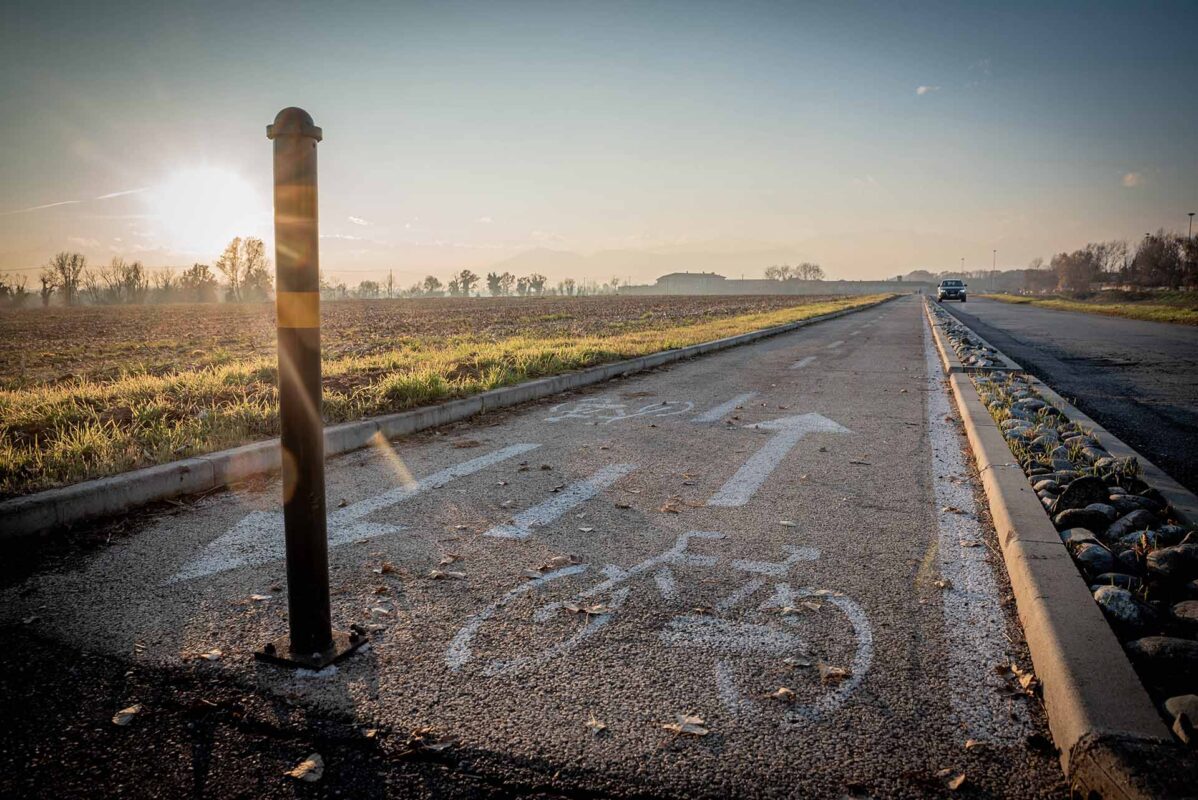 Tratto della pista con paesaggio agricolo circostante