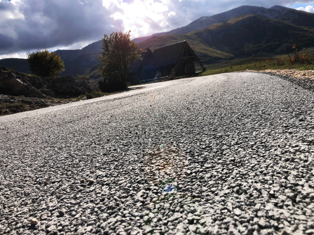 Area parcheggio nel Parco Sirente–Velino con fondo drenante