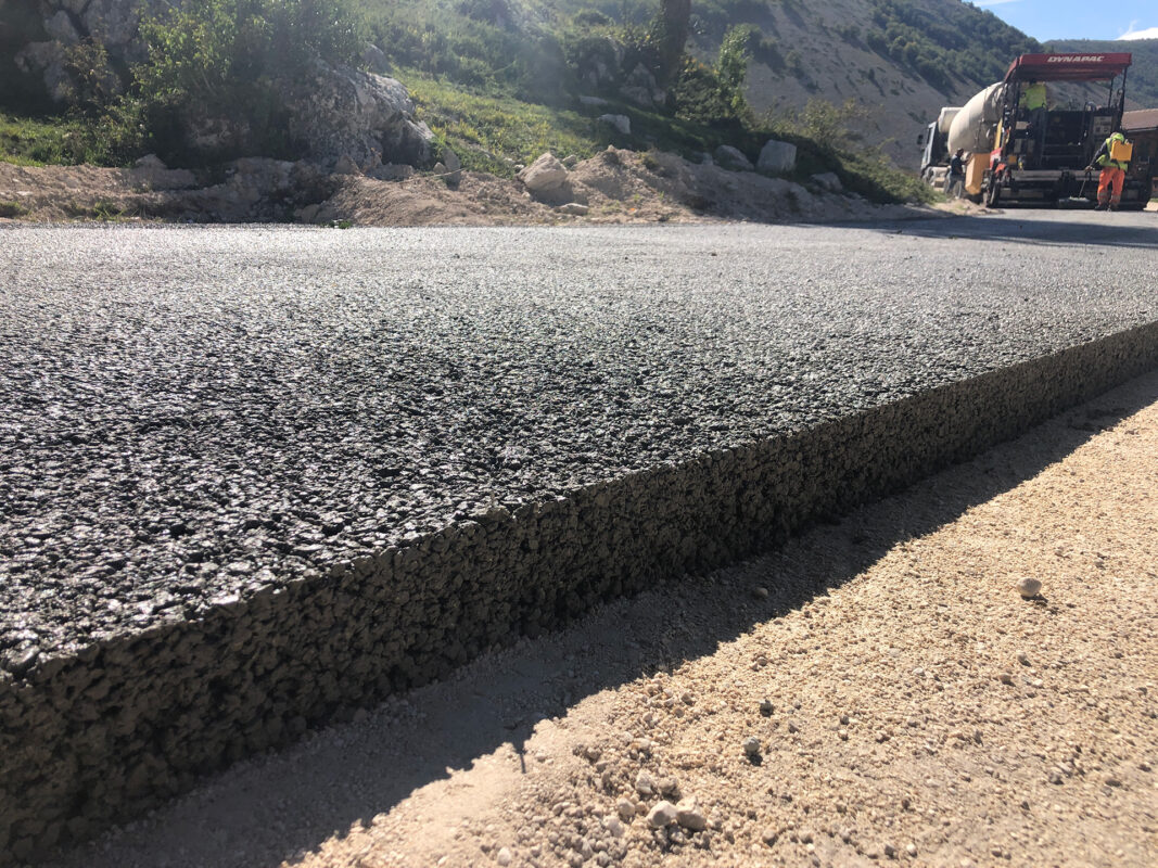 Vista della pavimentazione drenante con aggregati locali