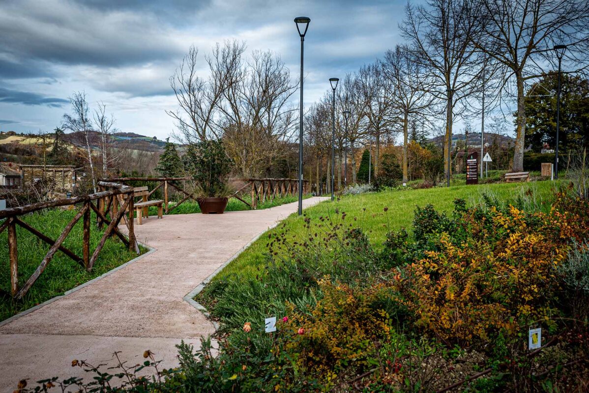 Percorso pedonale drenante a Valfornace: sicuro e inclusivo