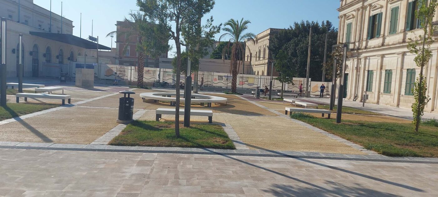 Dettaglio della pavimentazione con pigmenti naturali e aggregati locali