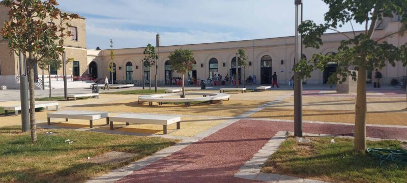 Vista del piazzale Oronzo Massari riqualificato davanti alla stazione di Lecce