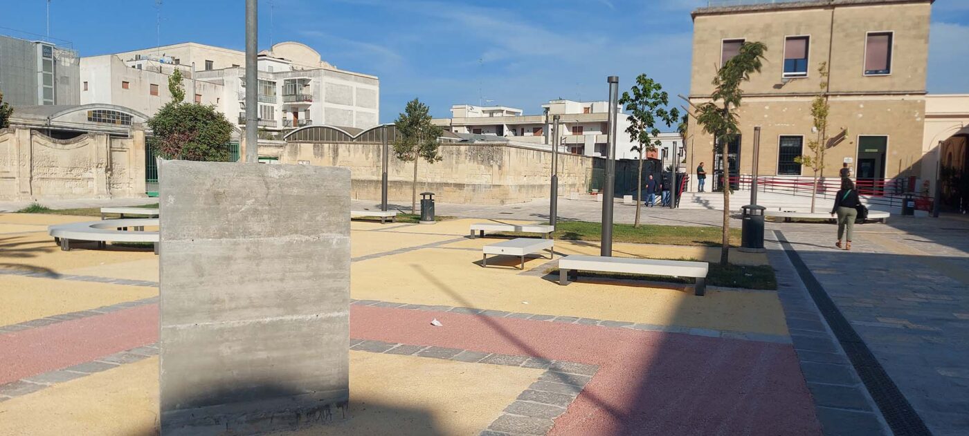 Scorcio della piazza con installazione artistica di autore leccese