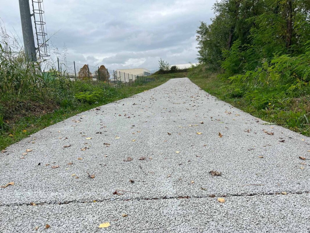 Dettaglio della pavimentazione permeabile e durabile del camminamento accessibile.