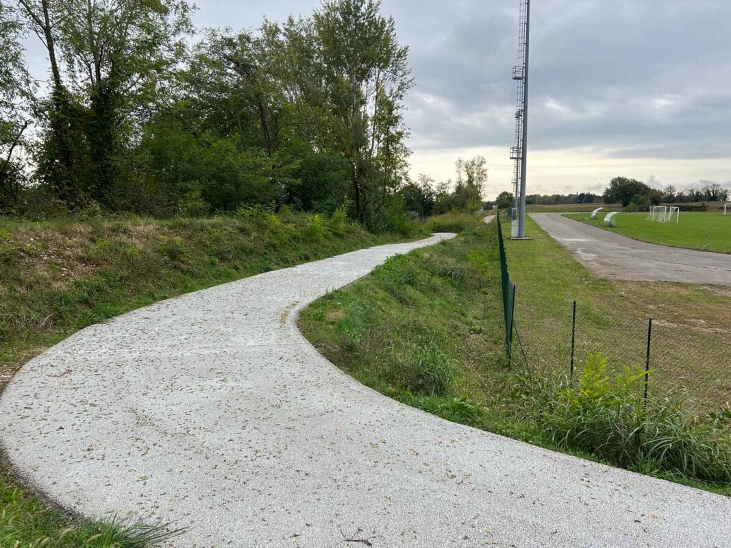 Percorso accessibile immerso nel verde.